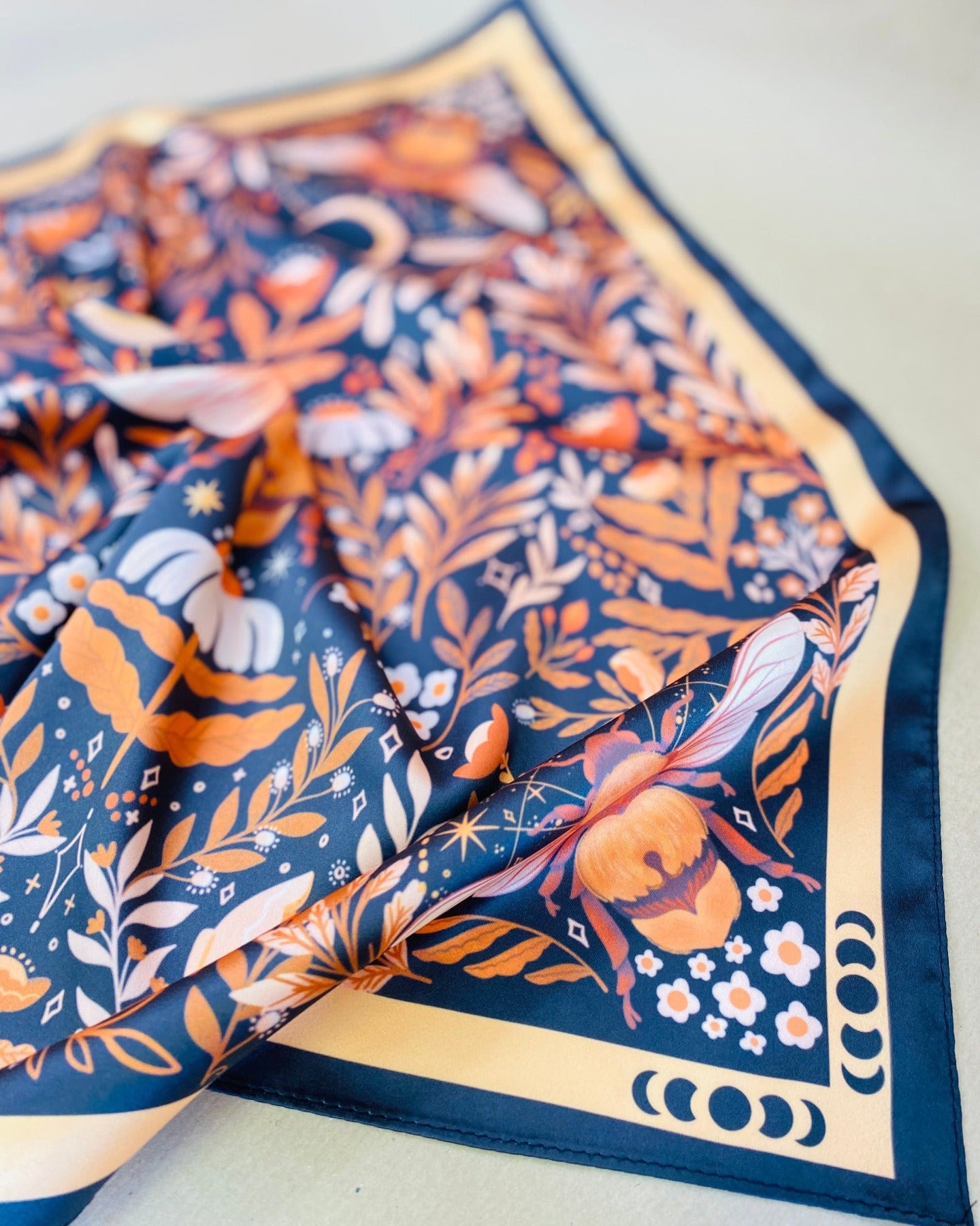 Queen Bee Motive Scarf